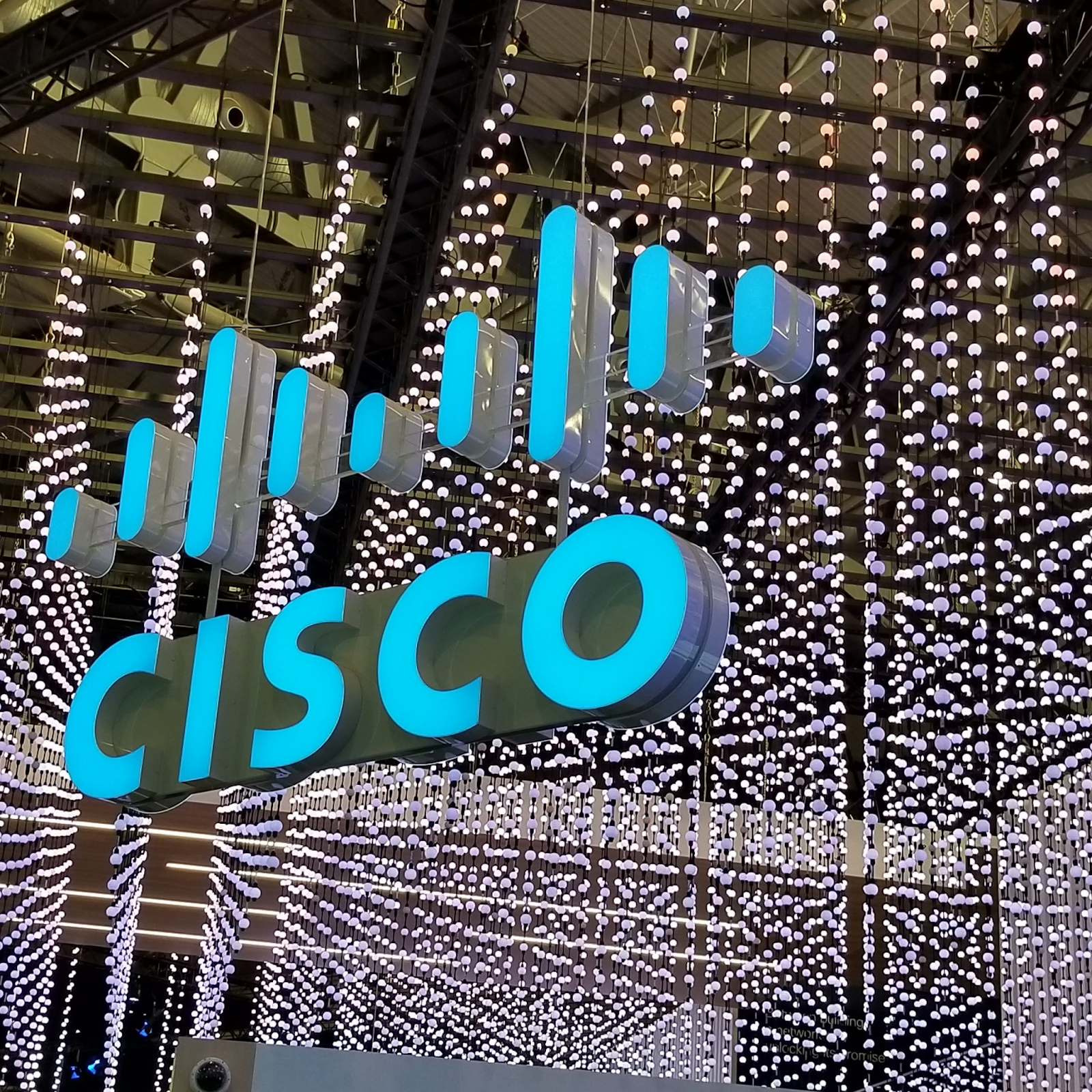 Cisco запасается компонентами и доплачивает поставщикам чипов