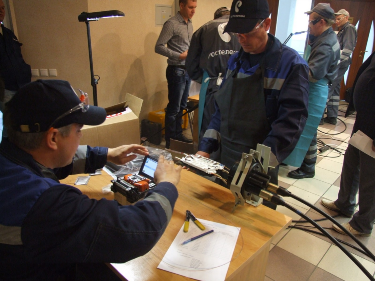 Почти хирурги: региональные соревнования по сварке оптики в Екатеринбурге