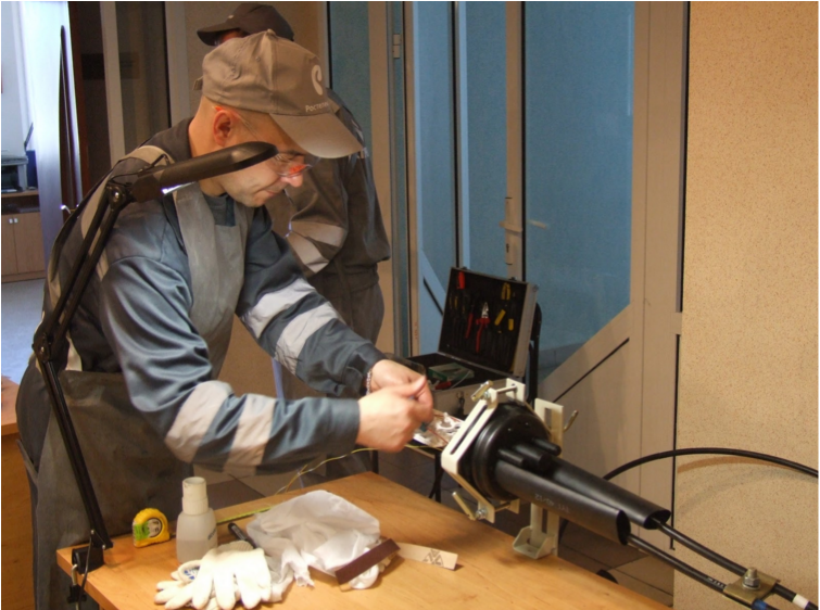 Почти хирурги: региональные соревнования по сварке оптики в Екатеринбурге