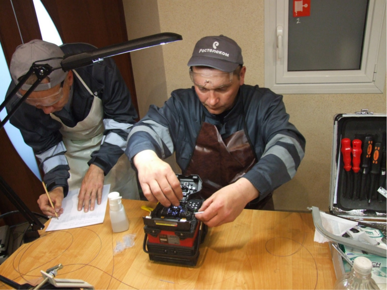 Почти хирурги: региональные соревнования по сварке оптики в Екатеринбурге