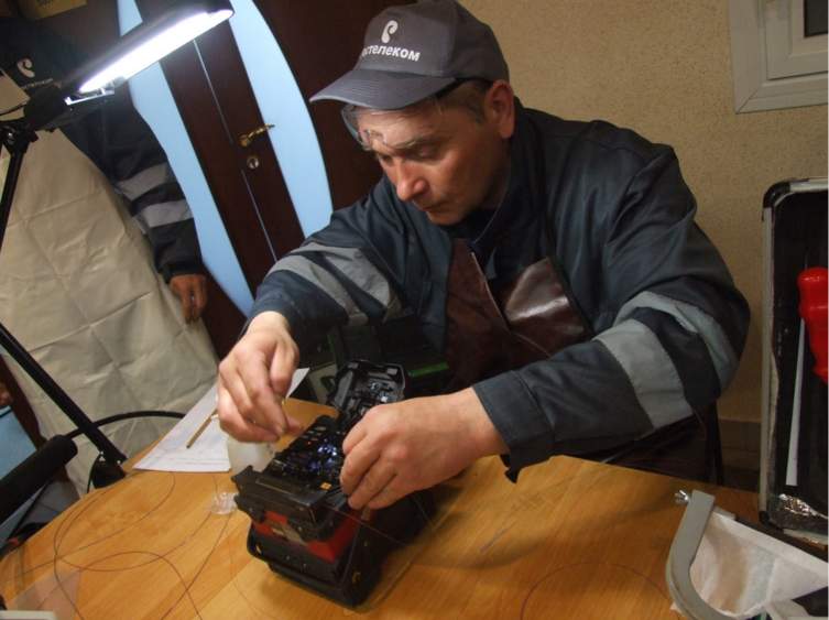 Почти хирурги: региональные соревнования по сварке оптики в Екатеринбурге