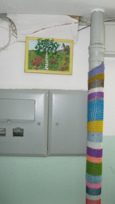 Картины и цветы в подъездах