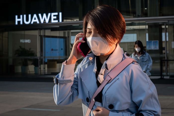 "Масочная дипломатия" Huawei: стремление помочь или стратегический ход?