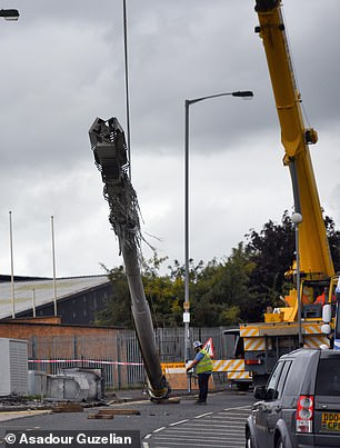 Противники 5G в Британии продолжают жечь вышки сотовой связи