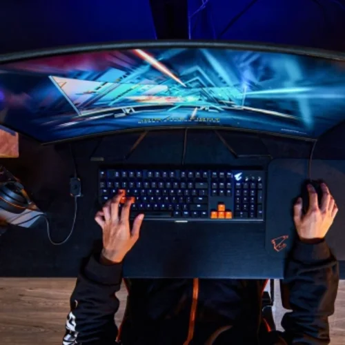 Монитор Gigabyte 31.5" G32QC A черный VA LED 1ms 16:9 HDMI HAS 350cd 178гр/178гр 2560x1440 165Hz DP