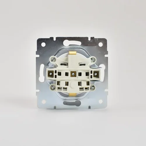 Розетка 1-м СП Karina с заземл. защ. шторки термопласт механизм бел. LEZARD 707-0288-124B Розетка 1-м СП Karina с заземл. защ. шторки термопласт механизм бел. LEZARD 707-0288-124B