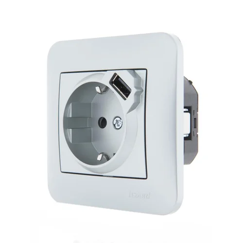 Розетка 1-м СП Karina 16А с заземл. с заряд. устройством USB механизм матов. серебр. LEZARD 707-4388